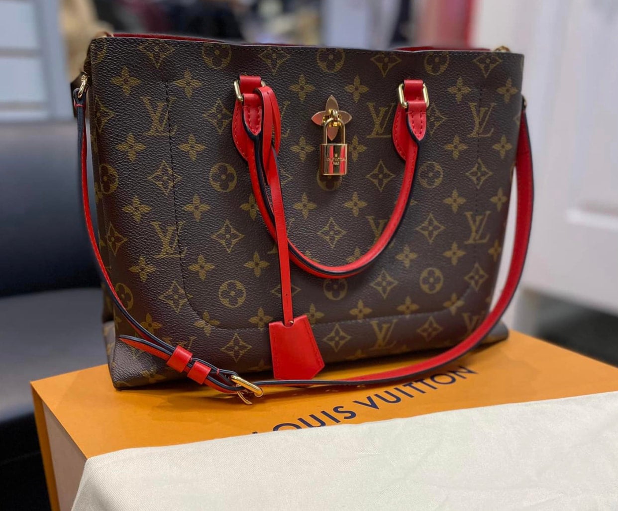 Louis Vuitton ショルダーバッグ ブラウン/レッド Louis Vuitton Brown & Red Monogram Victorie Shoulder Bag – Savonches