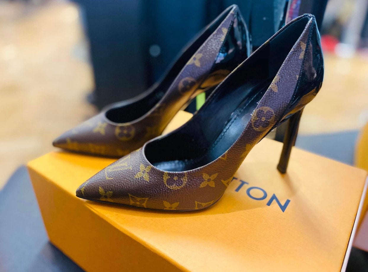 靴 LOUIS VUITTON Monogram Heels 37 Designer Heels | La Glam Consignment Boutique